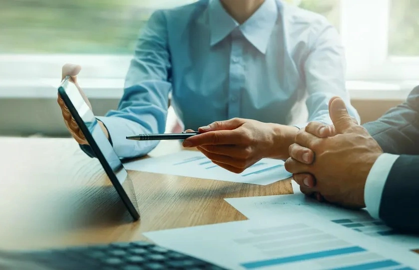 راهنمای انتخاب بهترین وکیل مالیات آنلاین